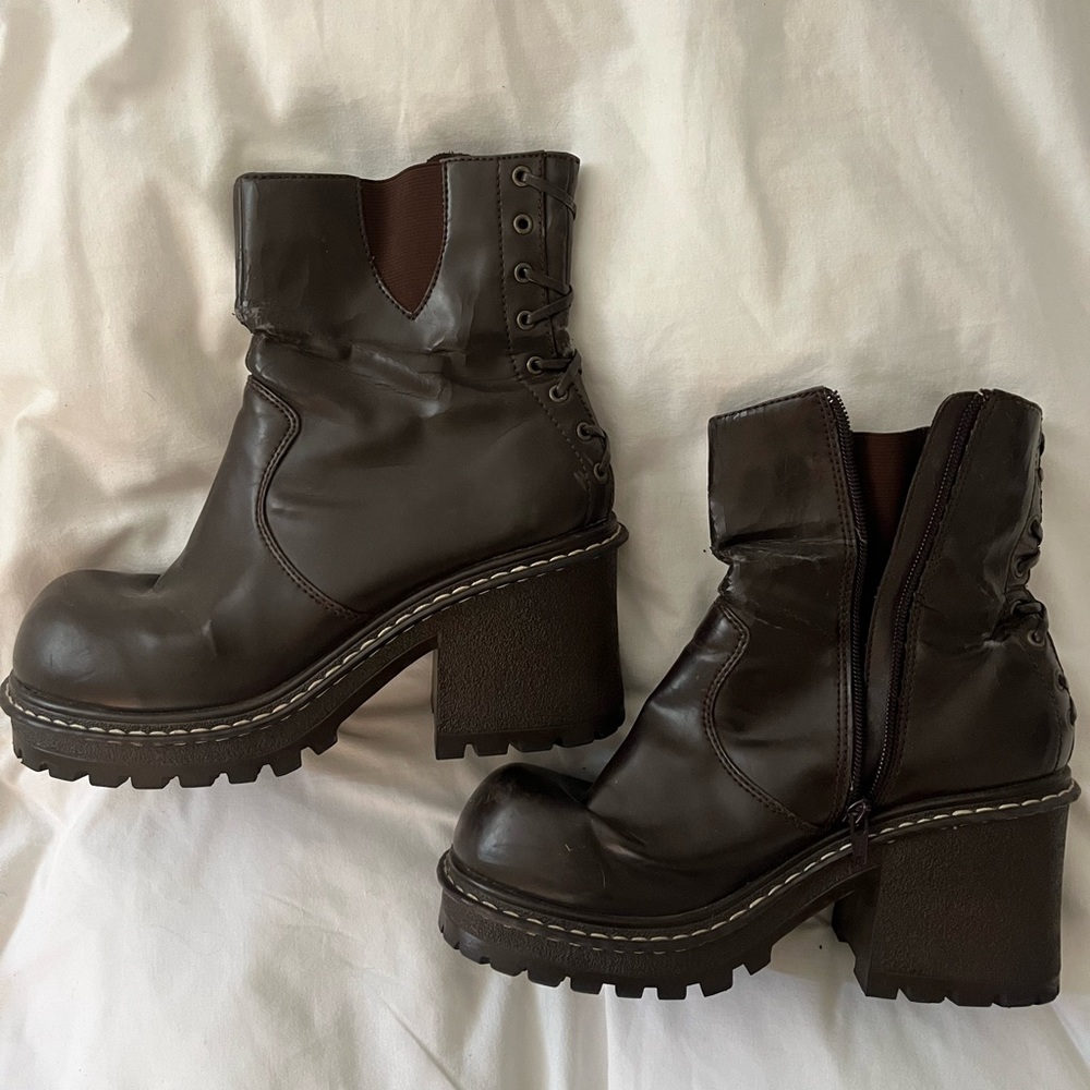 No boundaries brown chunky boots